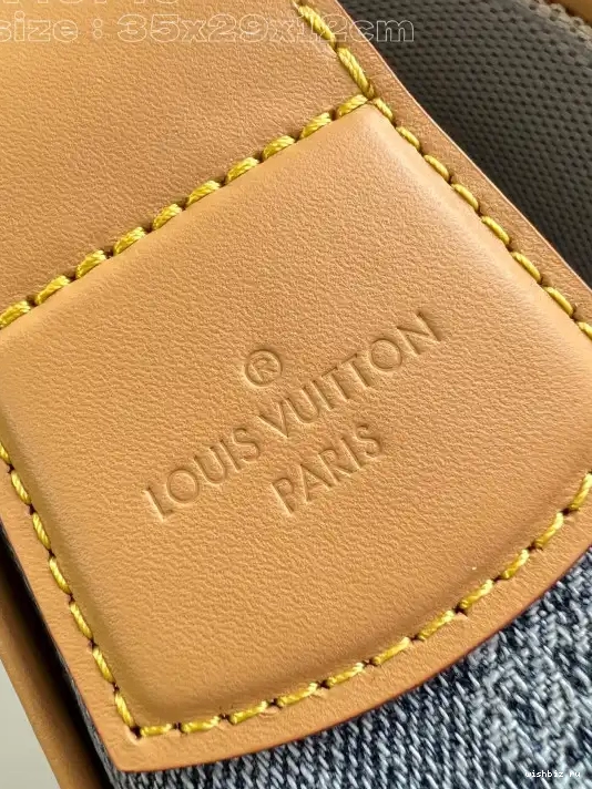 WIS Messenger MM LOUIS Montsouris VUITTON 0328